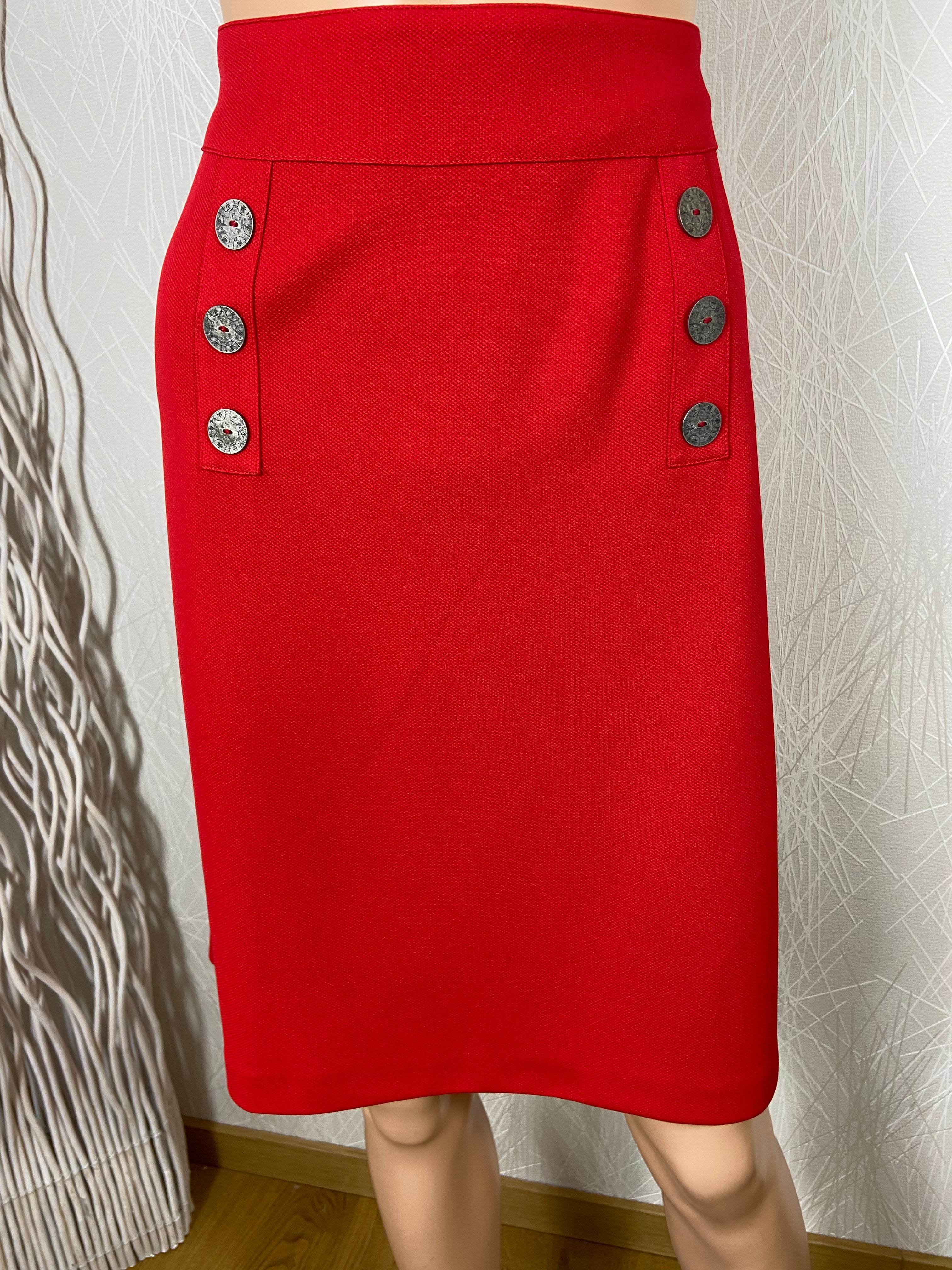 Jupe rouge droite taille haute boutons Gévana