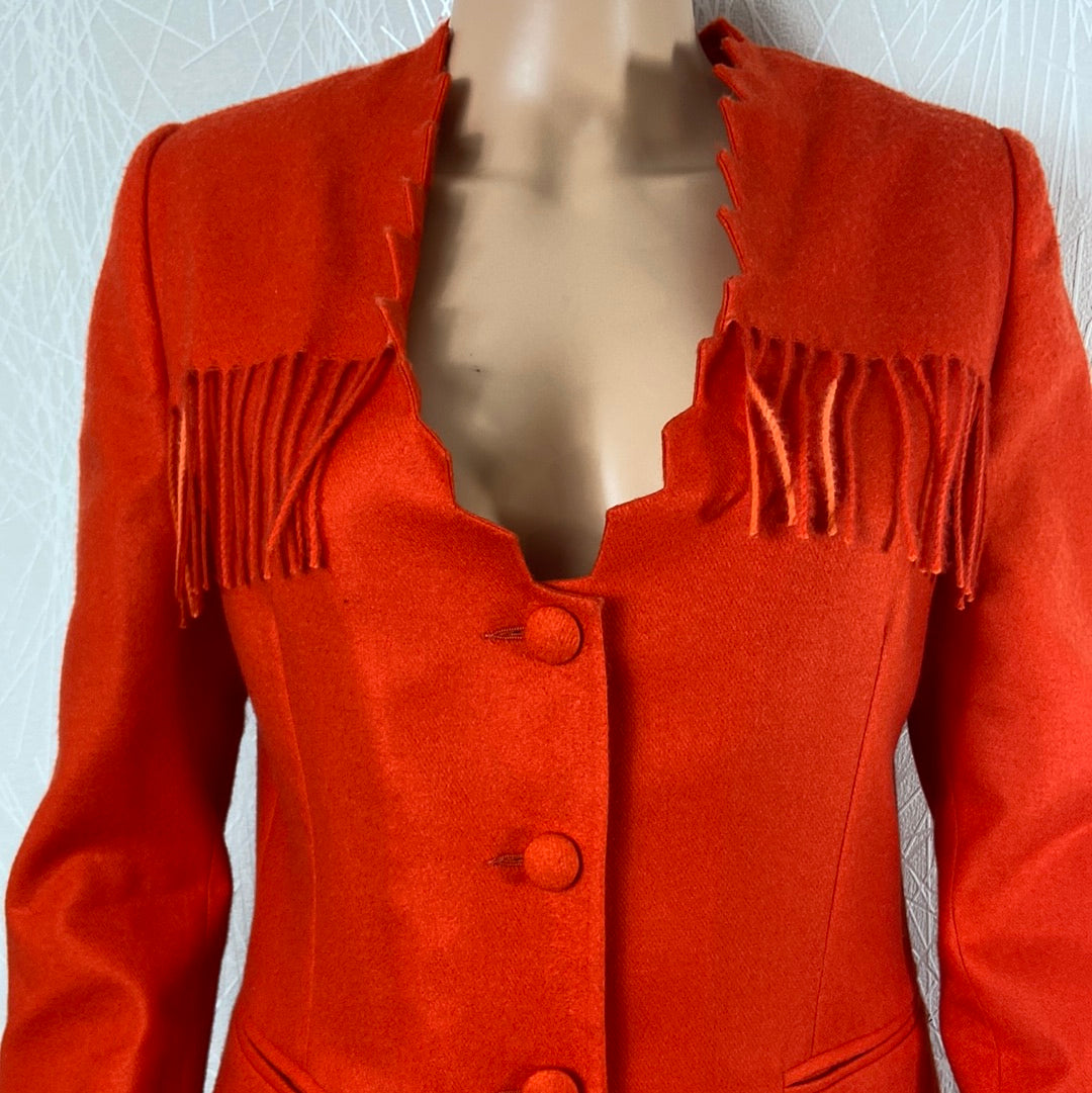 Veste longue en soie et coton orange à frange par le créateur Tabala Paris