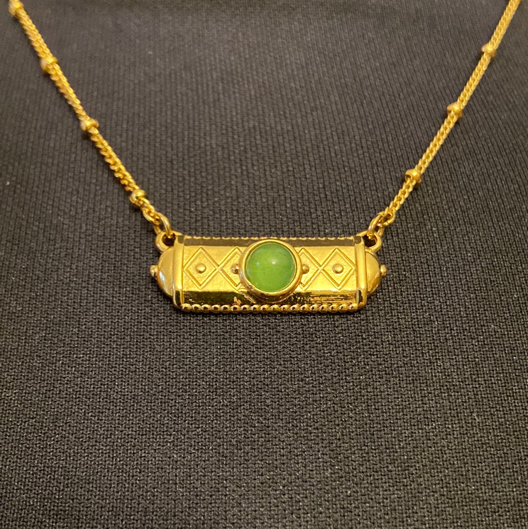 Collier pendentif rectangulaire plaqué or avec pierre semi-précieuse verte Shabada