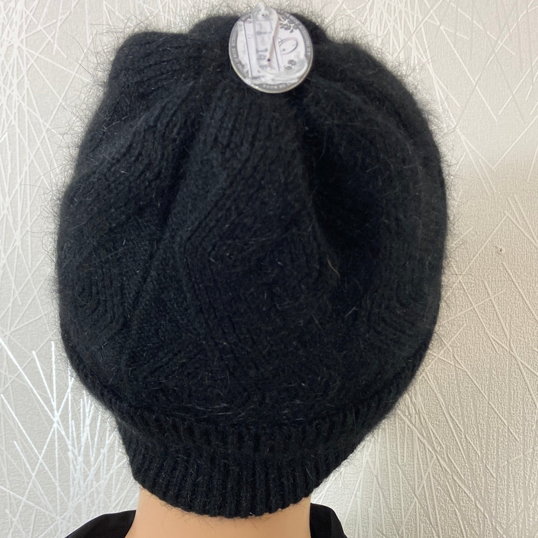 Bonnet noir chaud en tricot avec laine angora