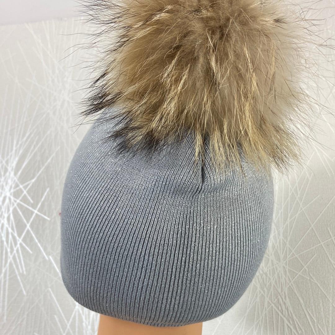 Bonnet gris clair argenté avec pompon en fourrure synthétique - Offre-Unique