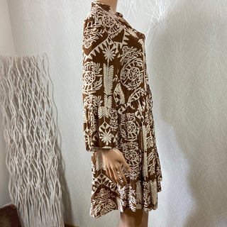 Robe courte marron motifs beige manches 3/4 jeu de plis Made In Italy