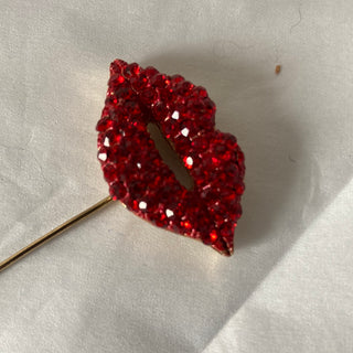 Broche bijoux épingle en forme de bouche rouge strass perle nacrée