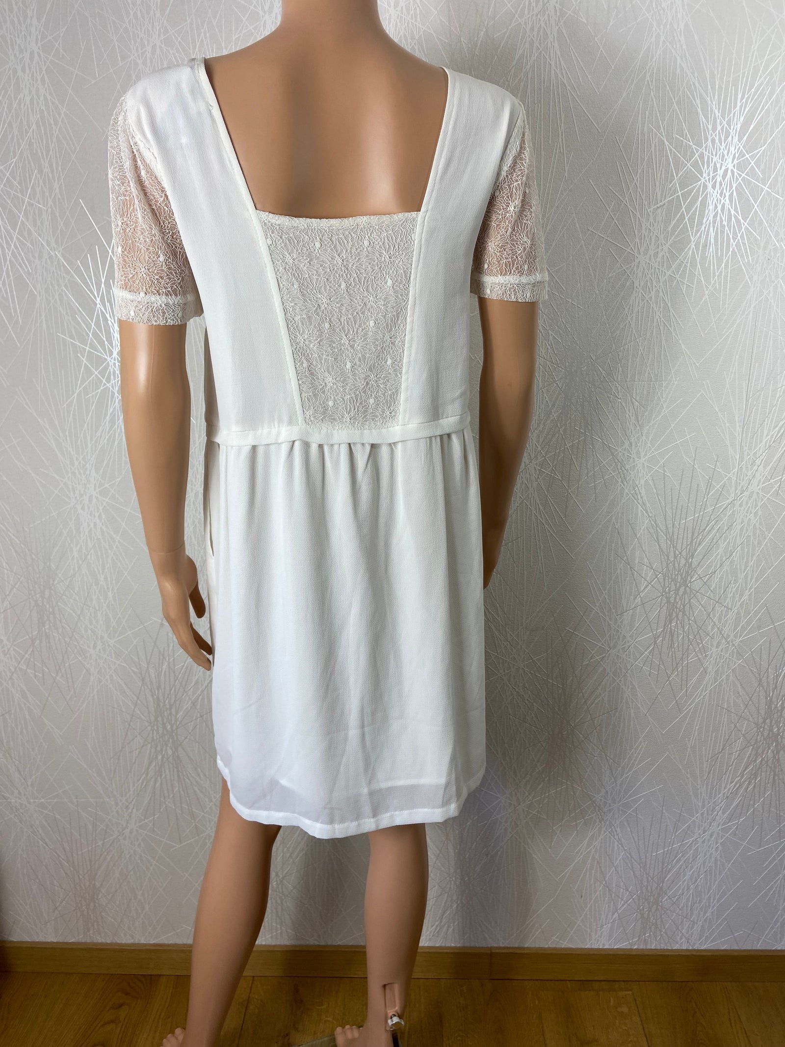 Robe blanche manches courtes dentelle  EMI Jo