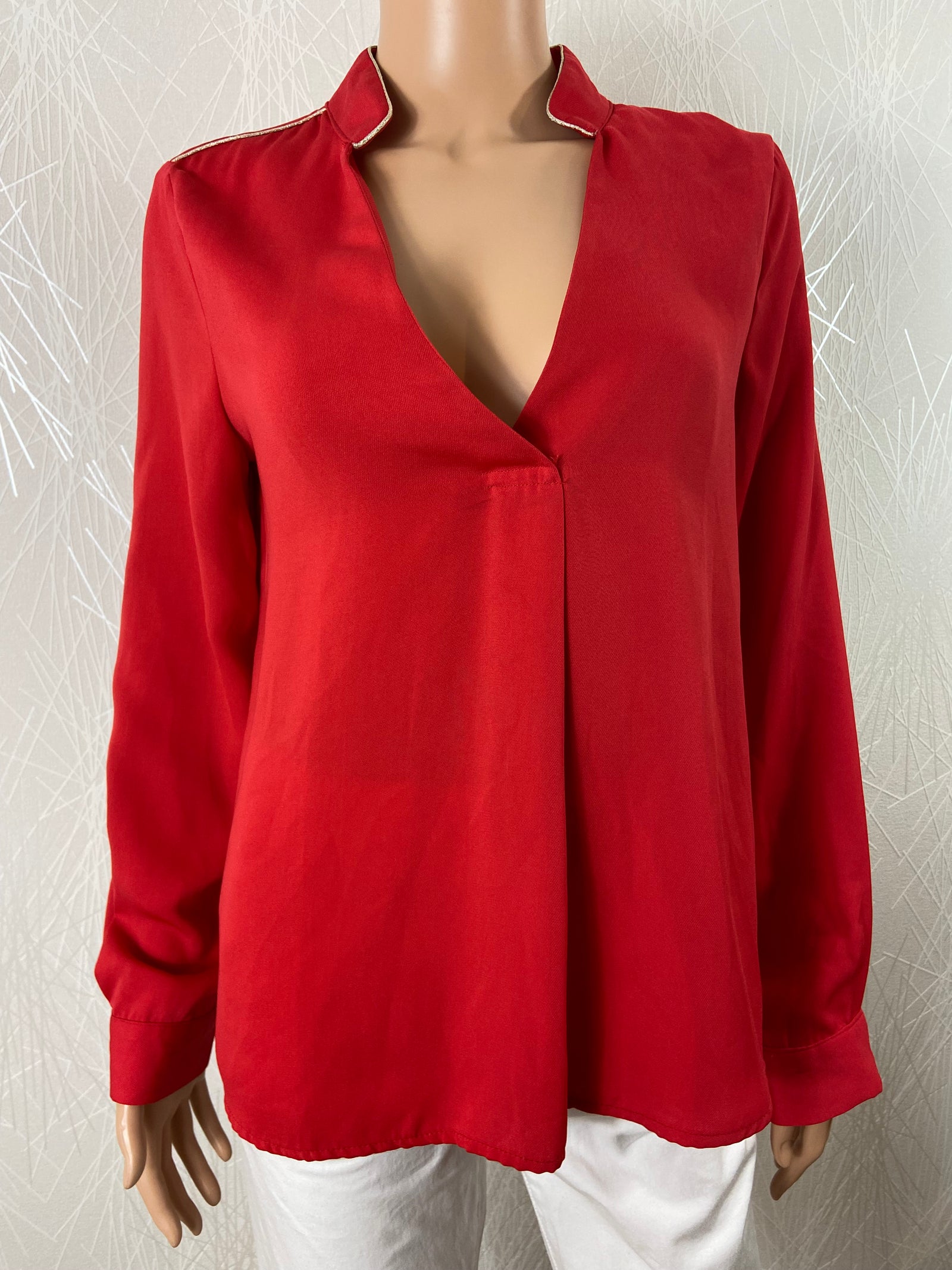 Blouse rouge ample petit col montant liseré doré Emma & Ella