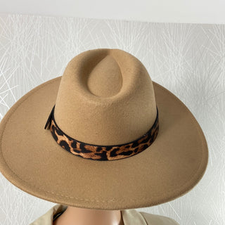 Chapeau beige pour femme avec ruban aspect cuir léopard