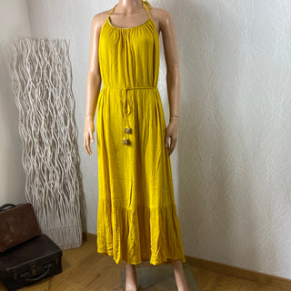 Robe jaune longue sans manche dos nu perles modèle Feroe Dress Suku Bazar