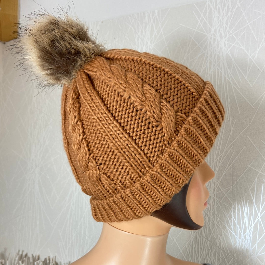 Bonnet brun camel grosse maille avec pompon fourrure synthétique Deeluxe