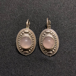 Boucles d’oreilles pendantes dormeuses plaqué argent pierre semi précieuse rose pale Shabada