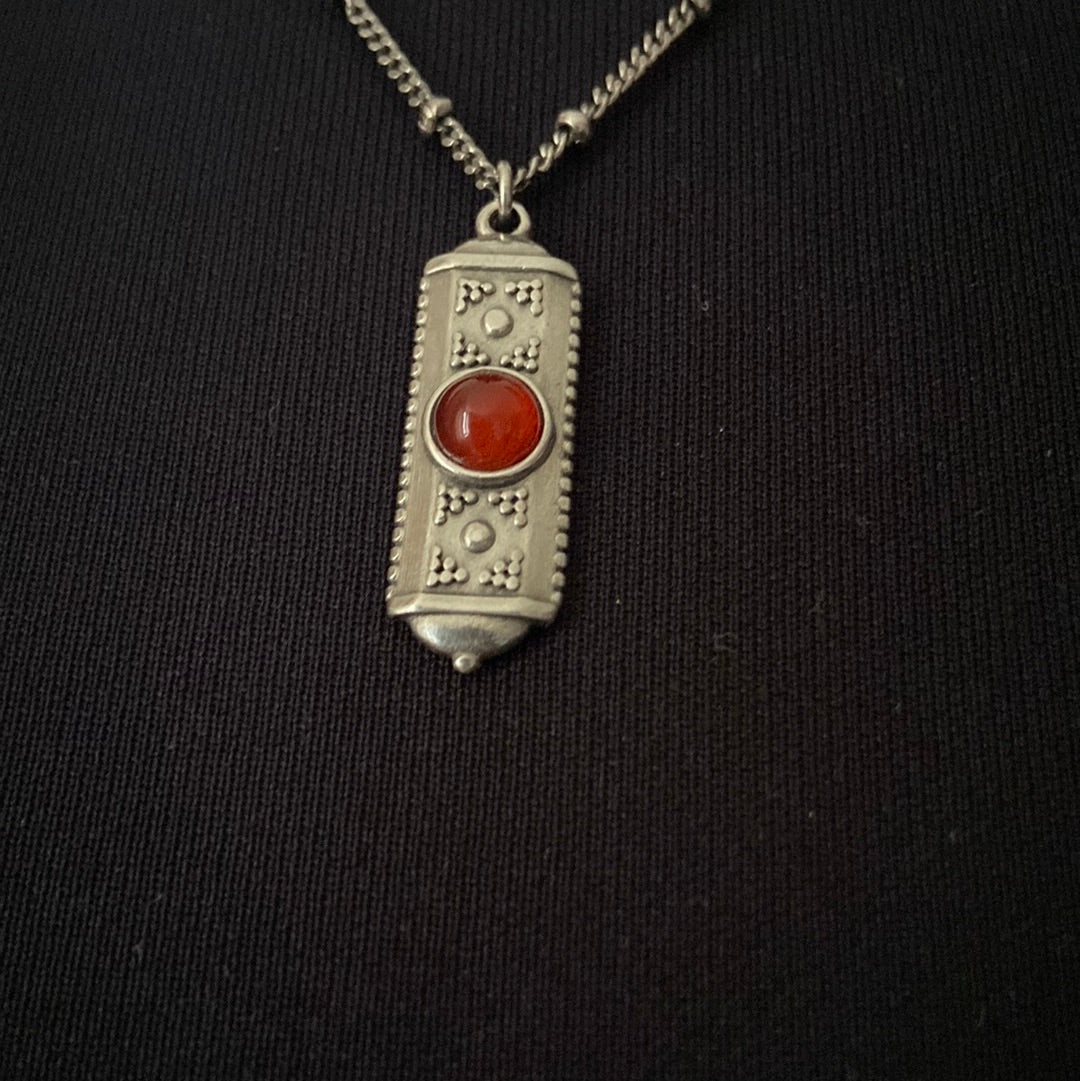 Collier pendentif rectangulaire plaqué argent pierre semi-précieuse rouge orange Shabada