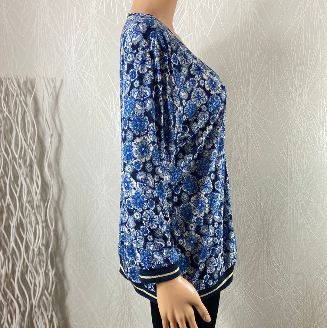 Blouse fleurie bleue col V manches 3/4 Le Singe de Julie