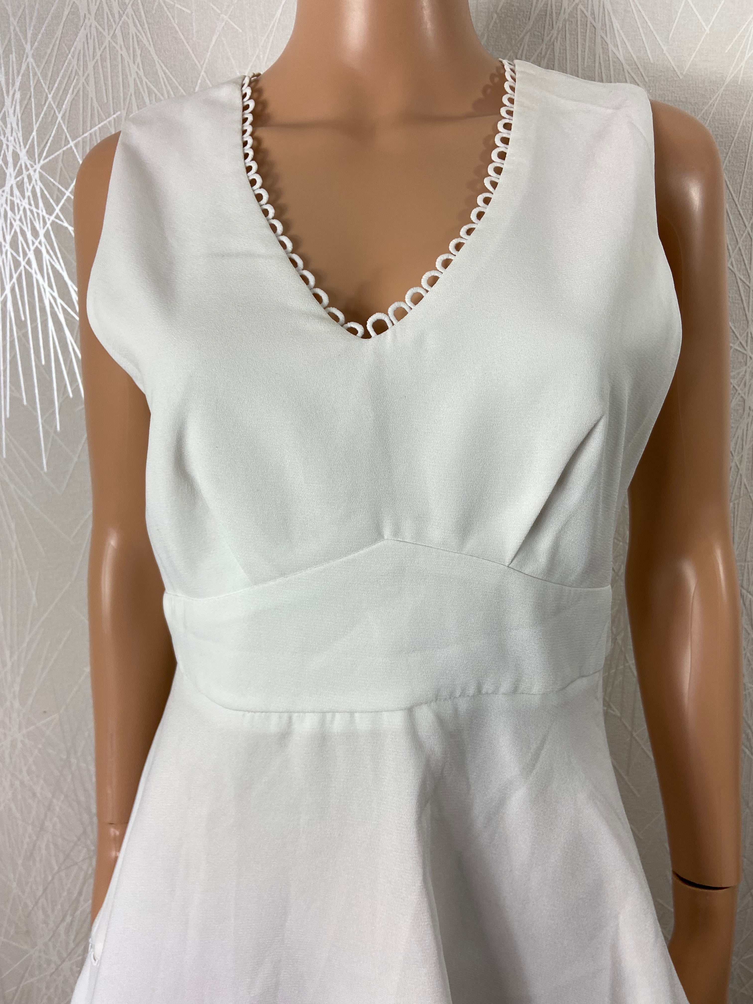 Robe blanche cintrée  doublée sans manches broderie IVIVI