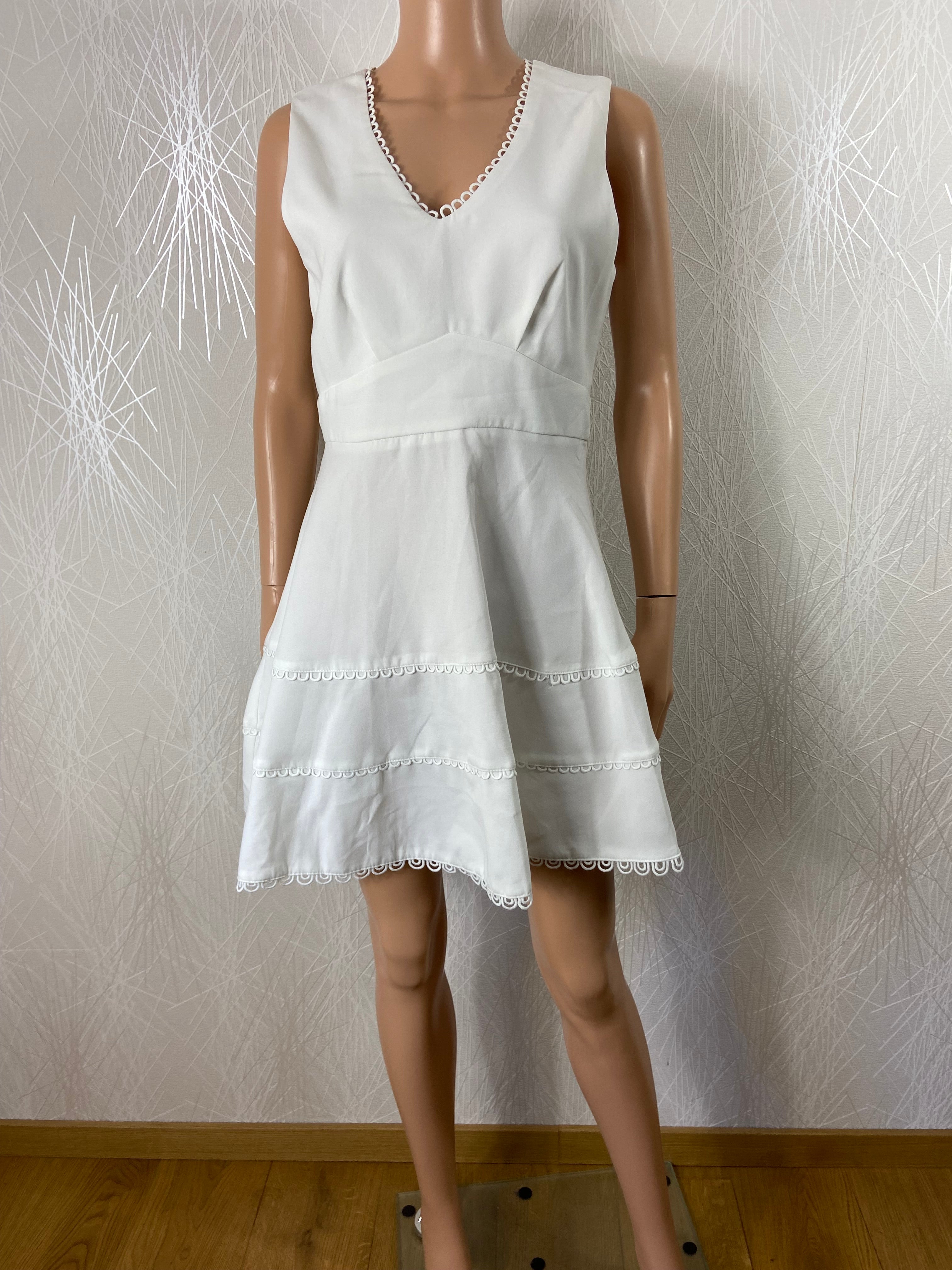 Robe blanche cintrée  doublée sans manches broderie IVIVI