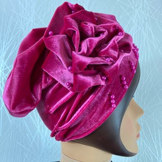 Bonnet pour femme en tissu rose avec perles et fleur