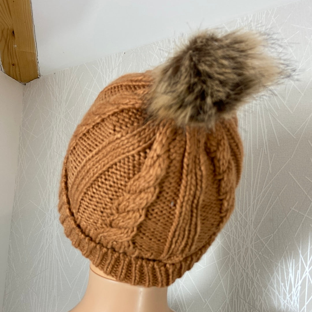 Bonnet brun camel grosse maille avec pompon fourrure synthétique Deeluxe