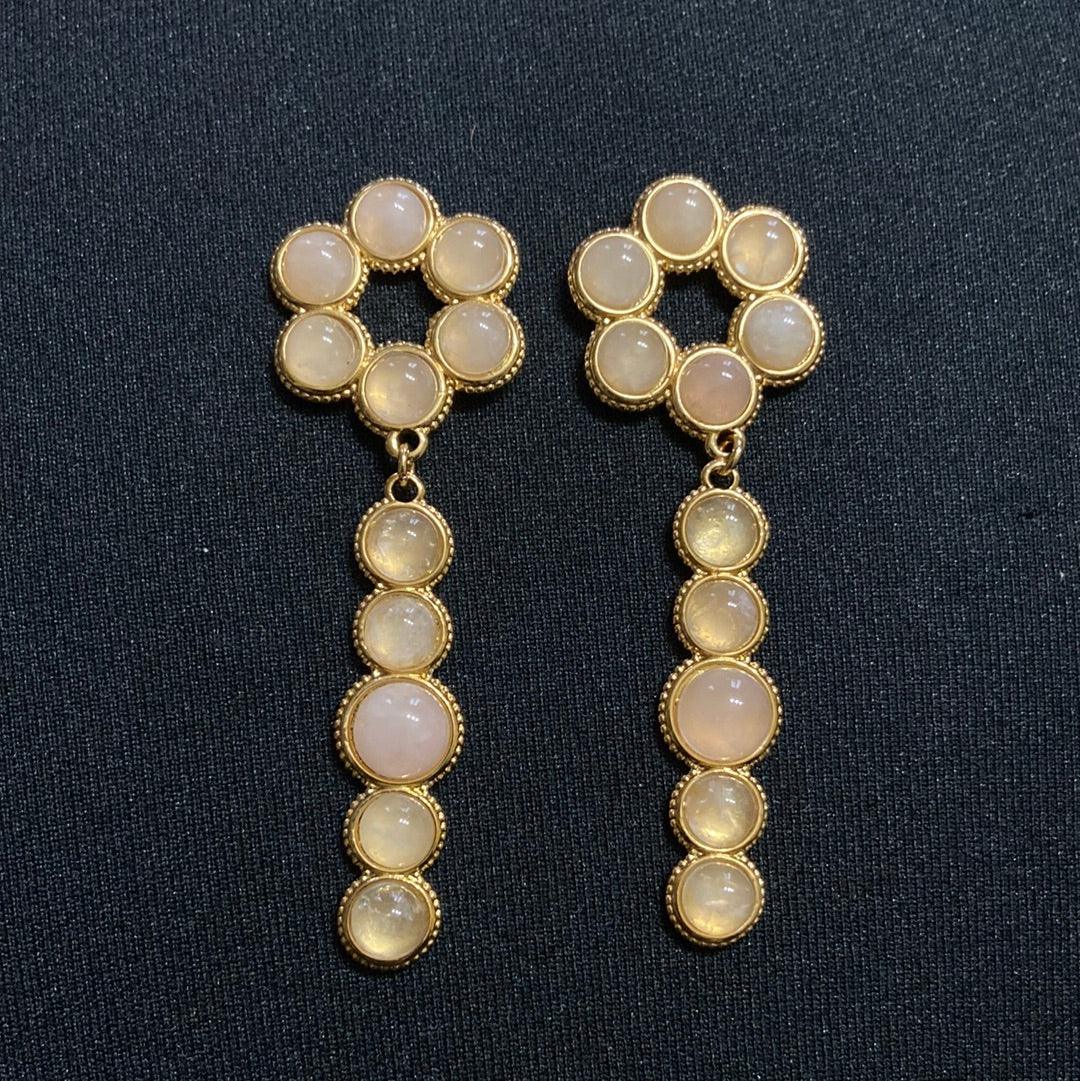 Boucles d’oreilles pendantes plaquées or et pierre semi précieuses rose pâle Shabada - Offre-Unique