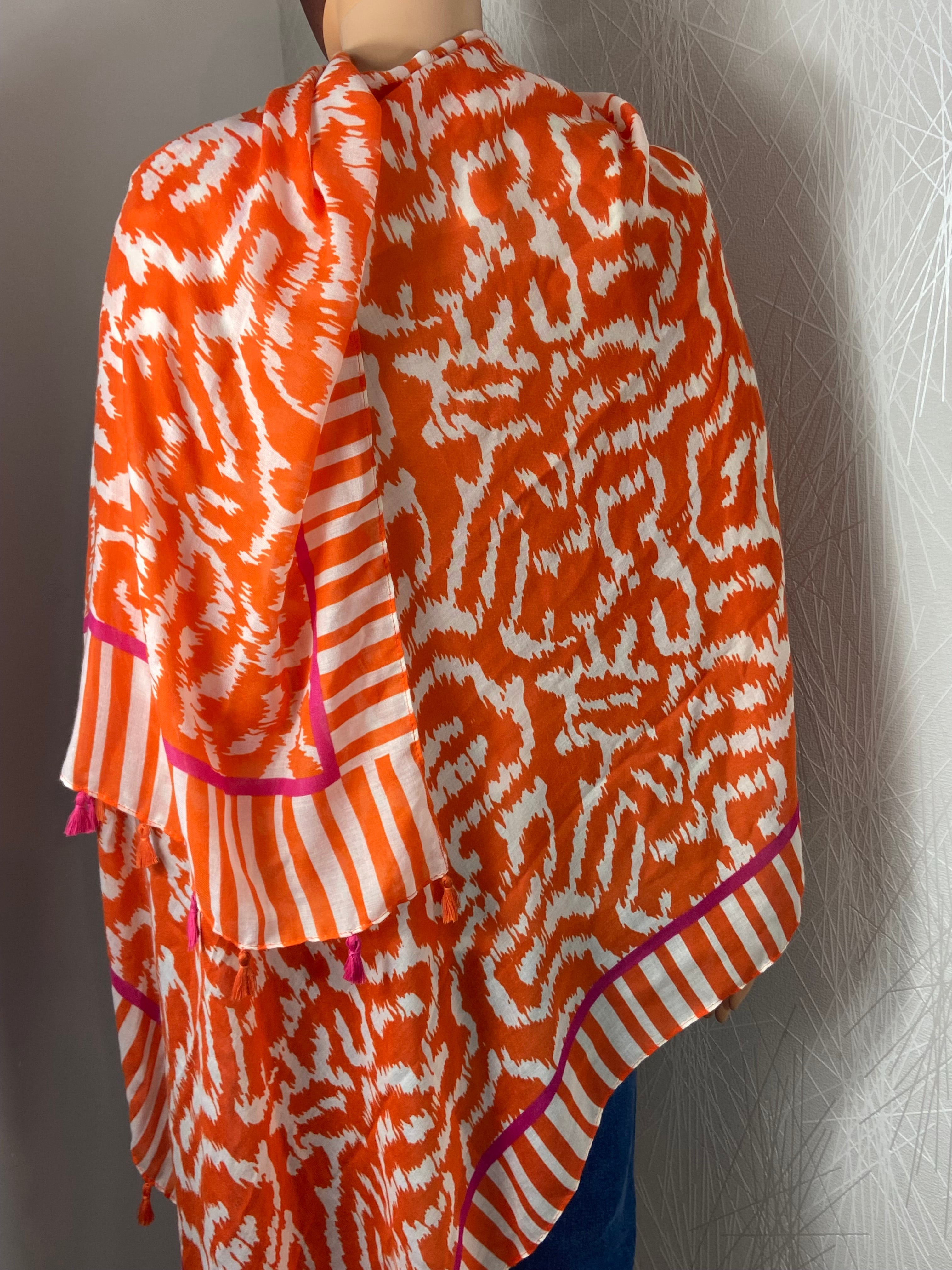 Foulard orange à motifs avec pompons