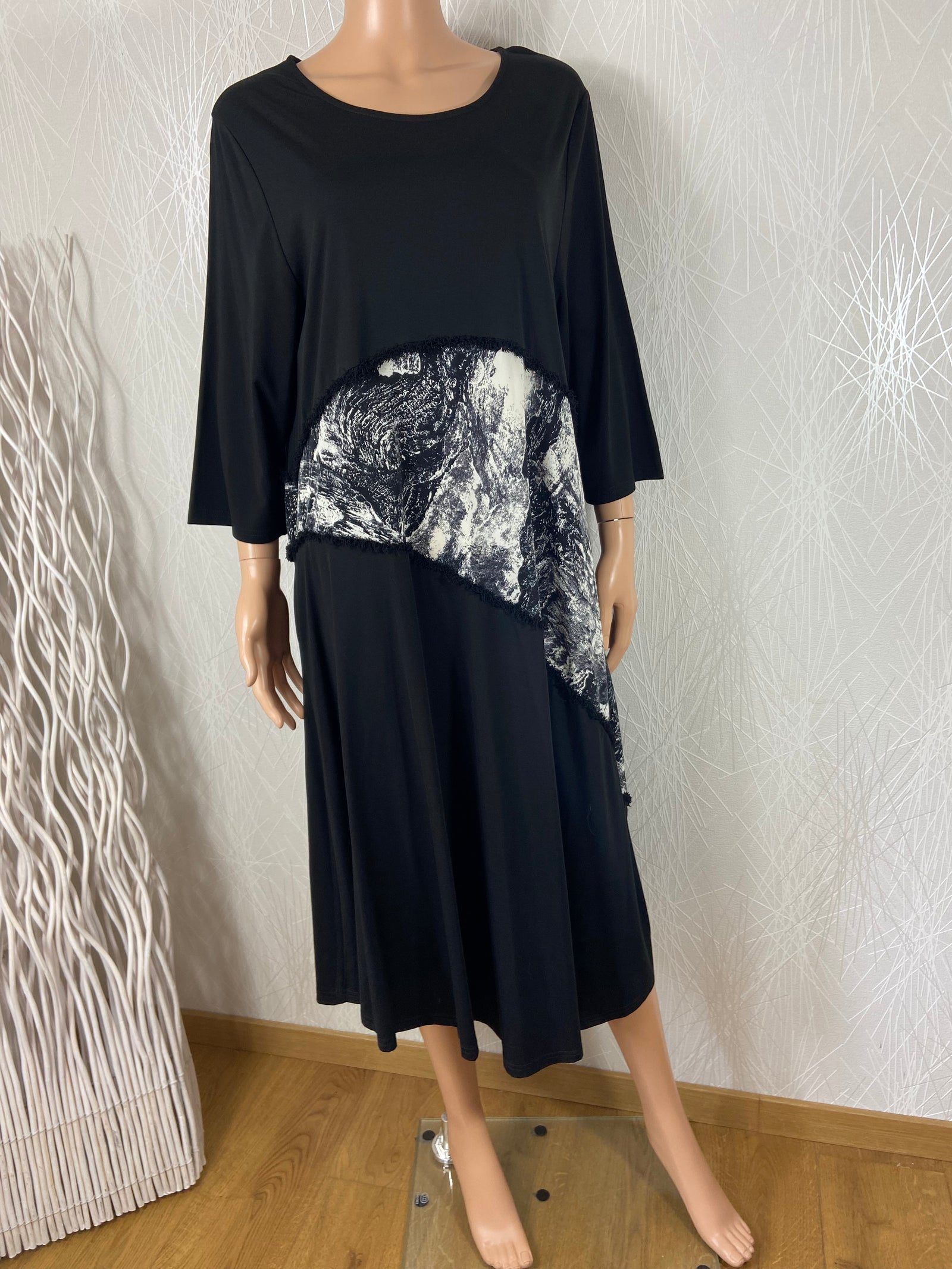 Robe noire et grise à motifs manches 3/4 grande taille Neslay