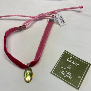 Bracelet velours rose médaillon trèfle porte-bonheur Carré de Trèfles