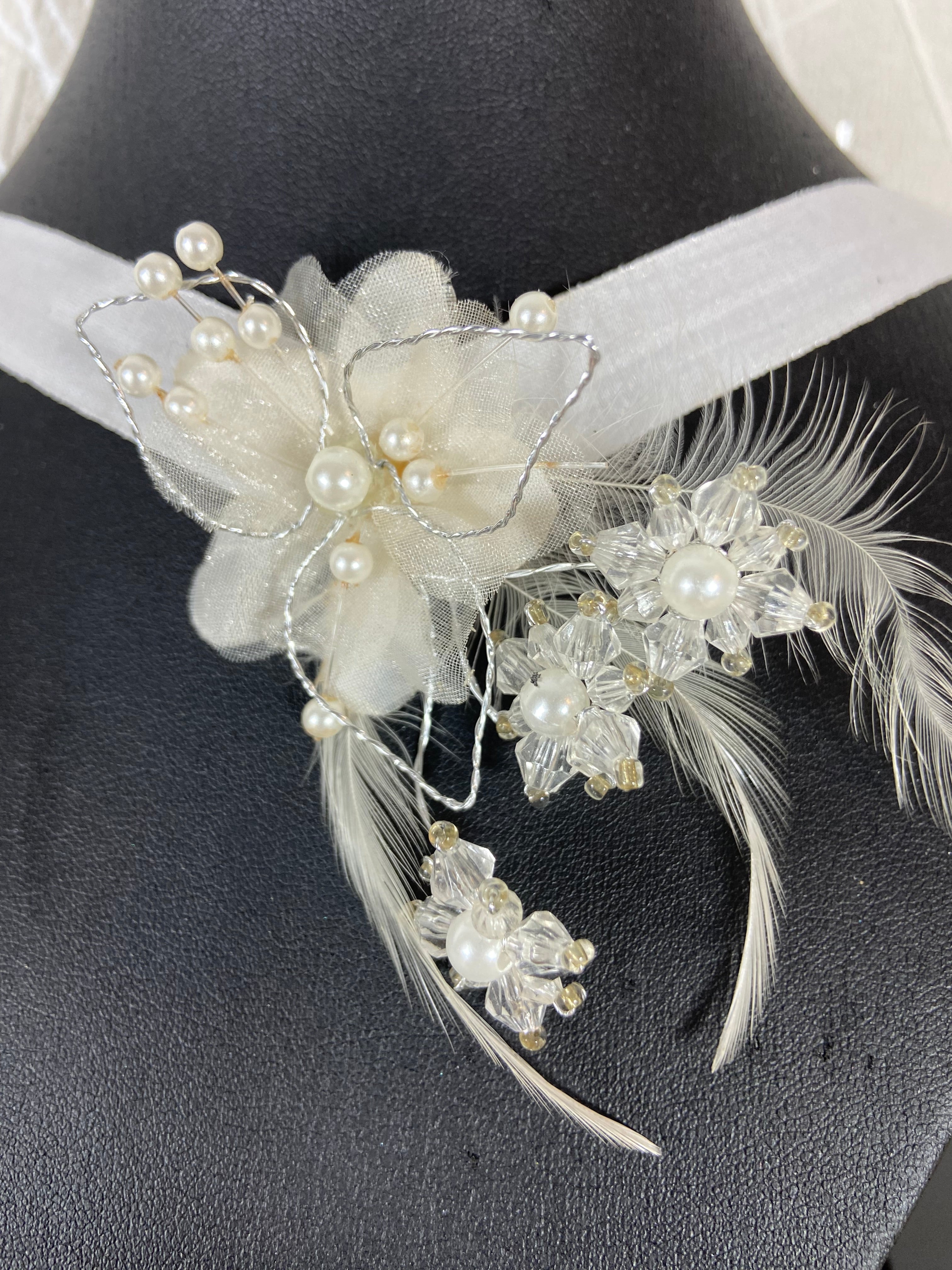Collier de mariage avec fleurs en perles et plumes