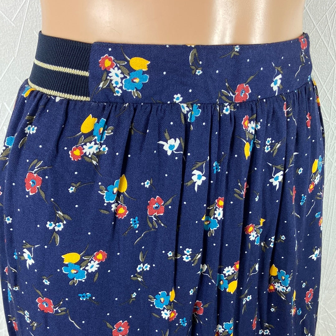 Jupe courte taille élastique bleu marine à motifs fleuris C’est Beau La Vie