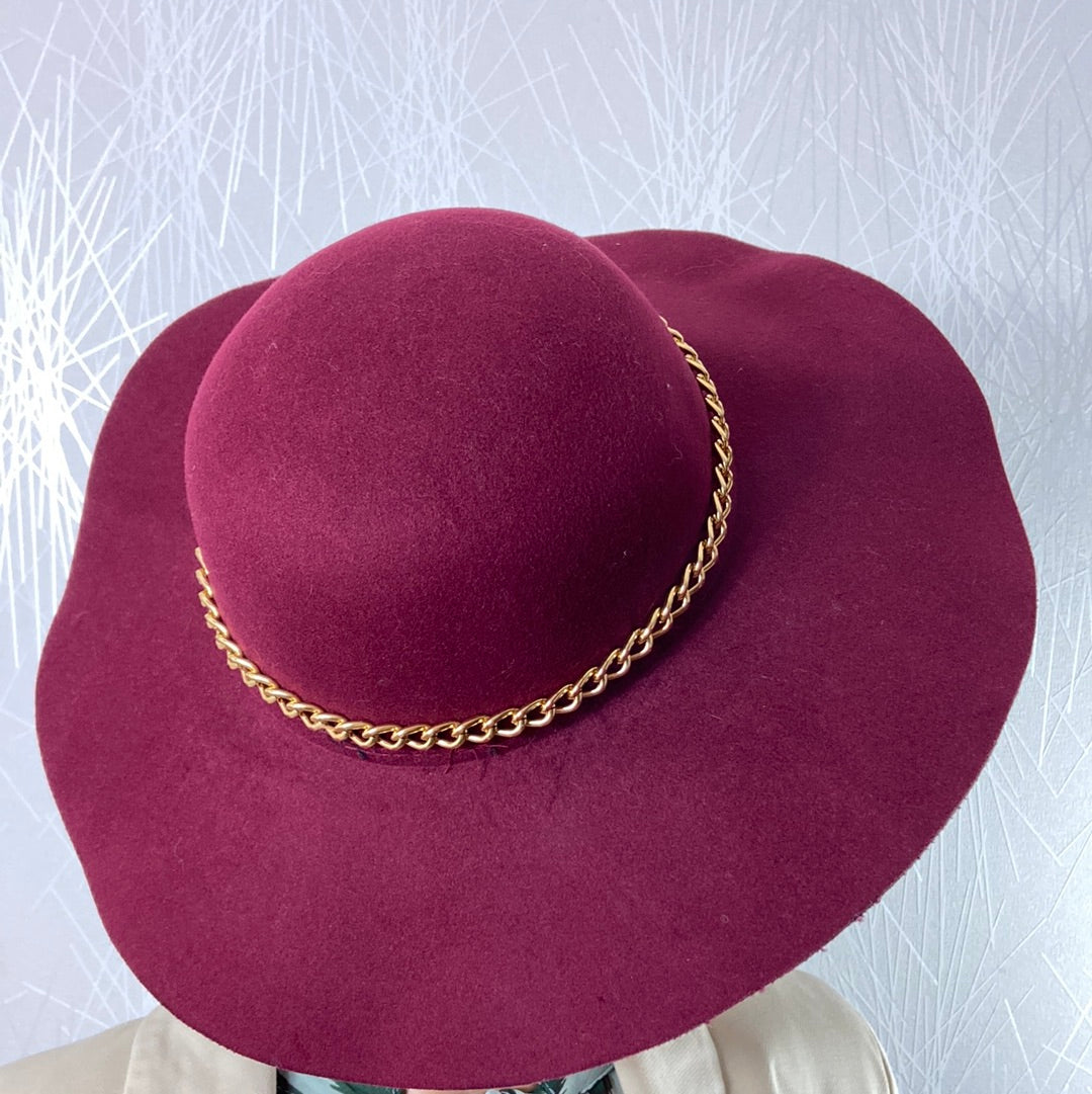 Chapeau pour femme en feutrine rouge bordeaux avec chaine dorée