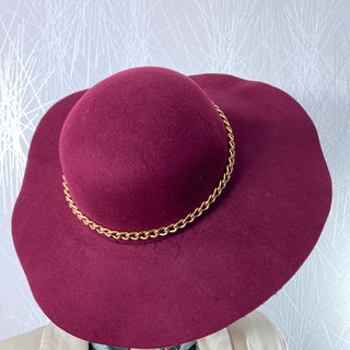 Chapeau pour femme en feutrine rouge bordeaux avec chaine dorée