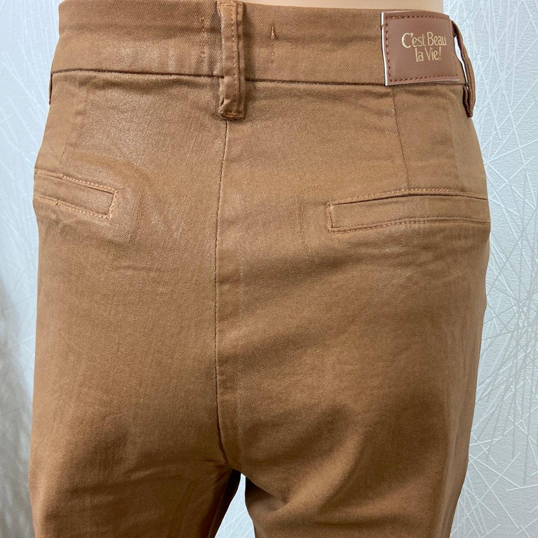 Pantalon coton enduit brun caramel taille haute coupe droite C’est Beau la Vie - Offre-Unique