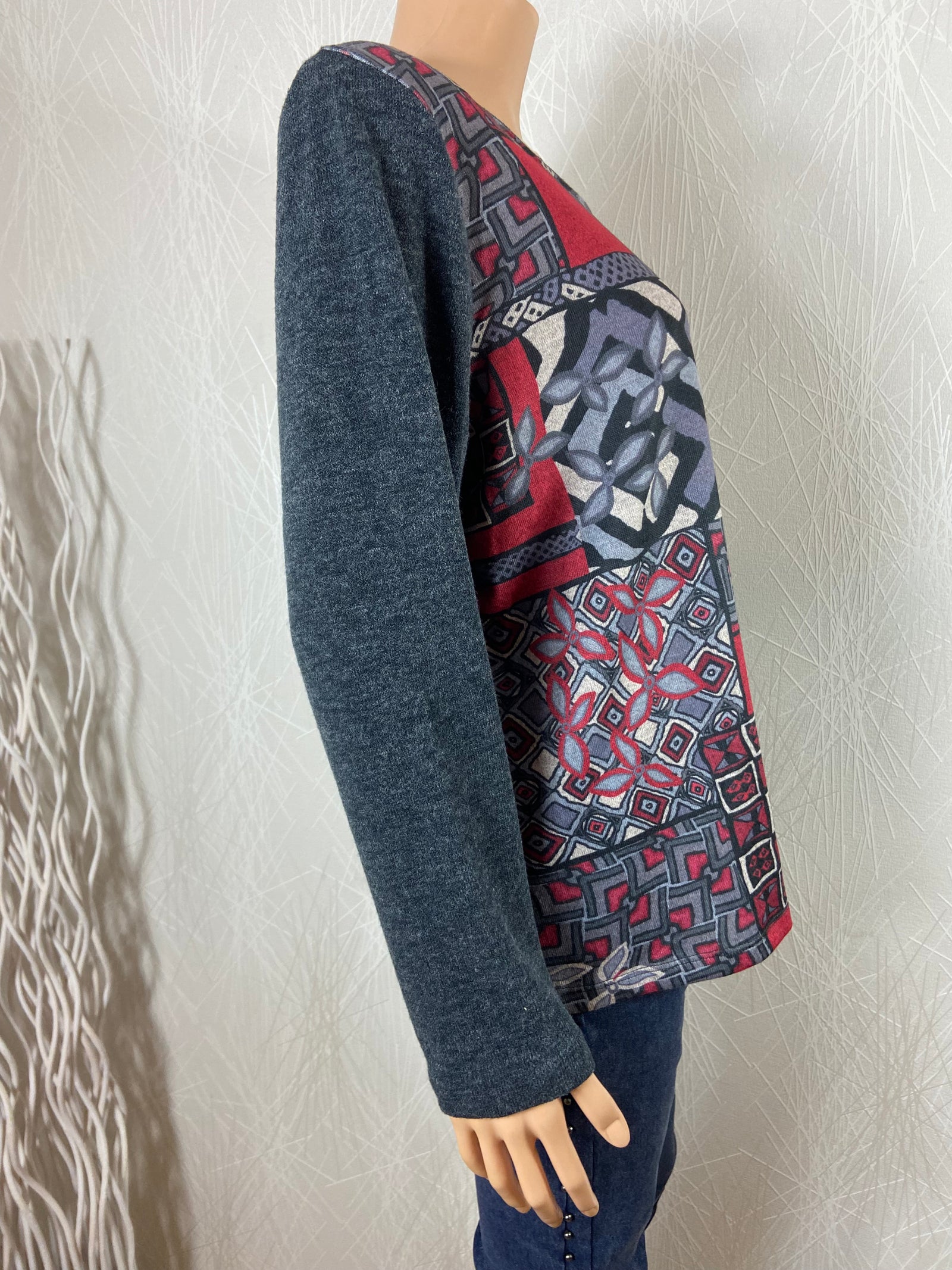 Pull fin ton gris motifs rouge col rond grande taille 48 Nayat