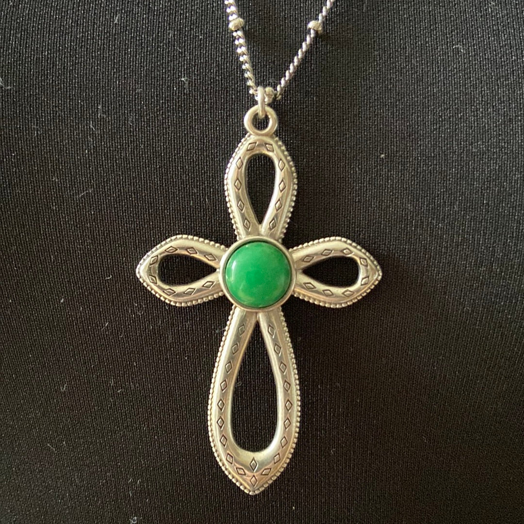 Collier long pendentif croix plaqué argent pierre semi précieuse verte Shabada