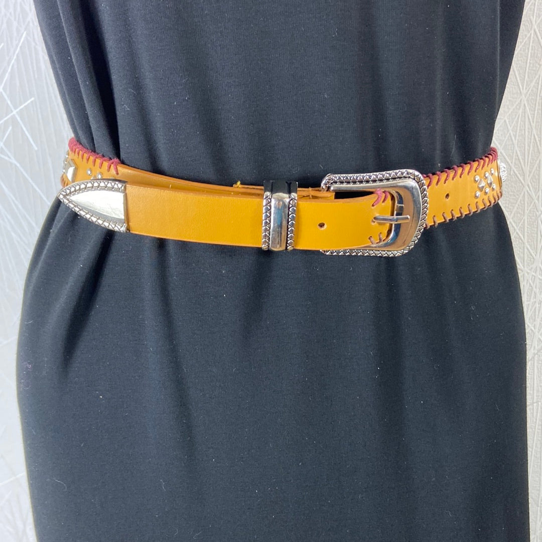 Ceinture cuir synthétique jaune avec clous Wild