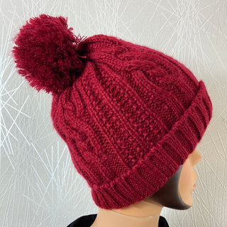 Bonnet rouge bordeaux en tricot avec pompon