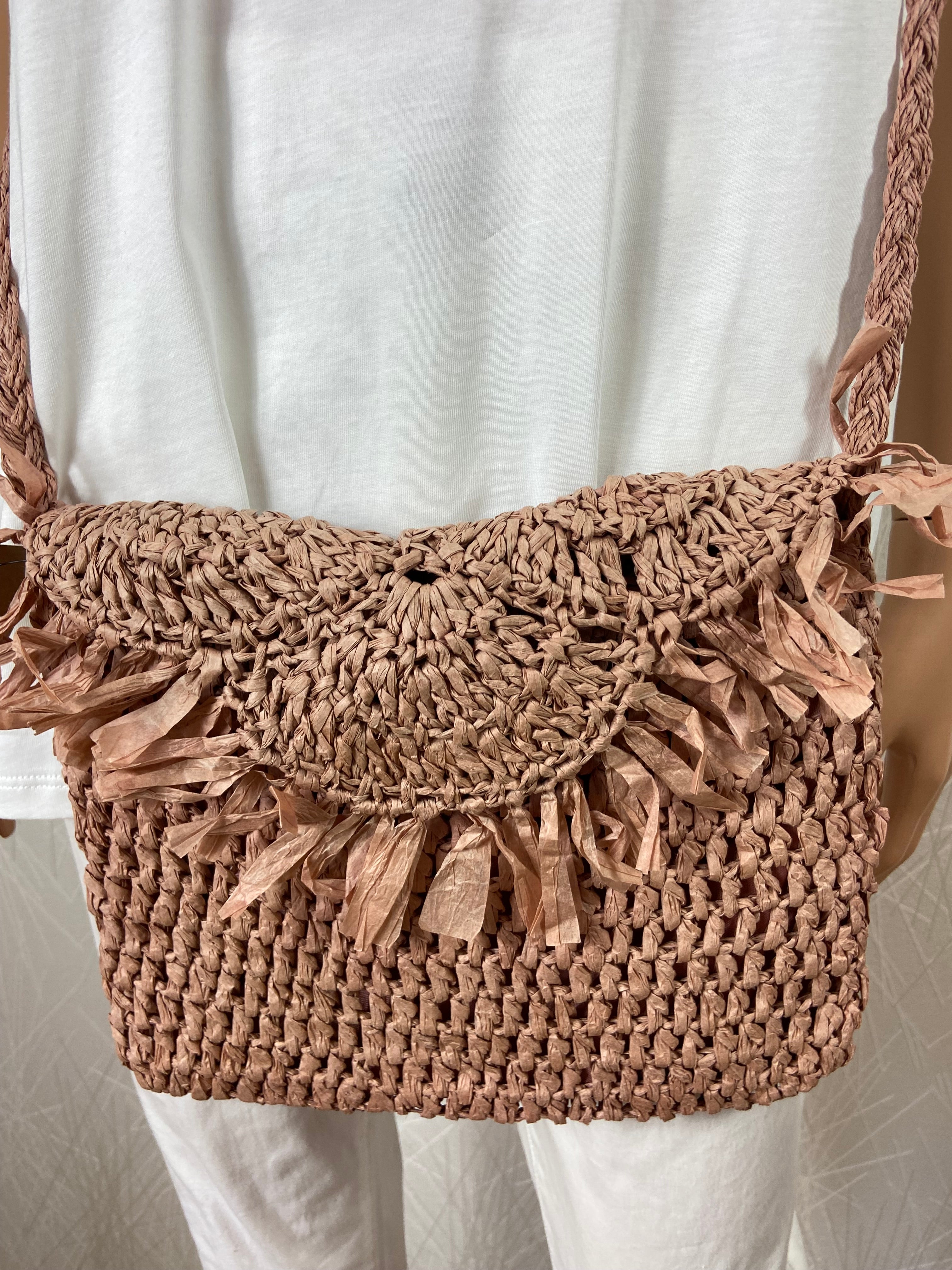 Sac rose à bandoulière en raphia doublé avec franges