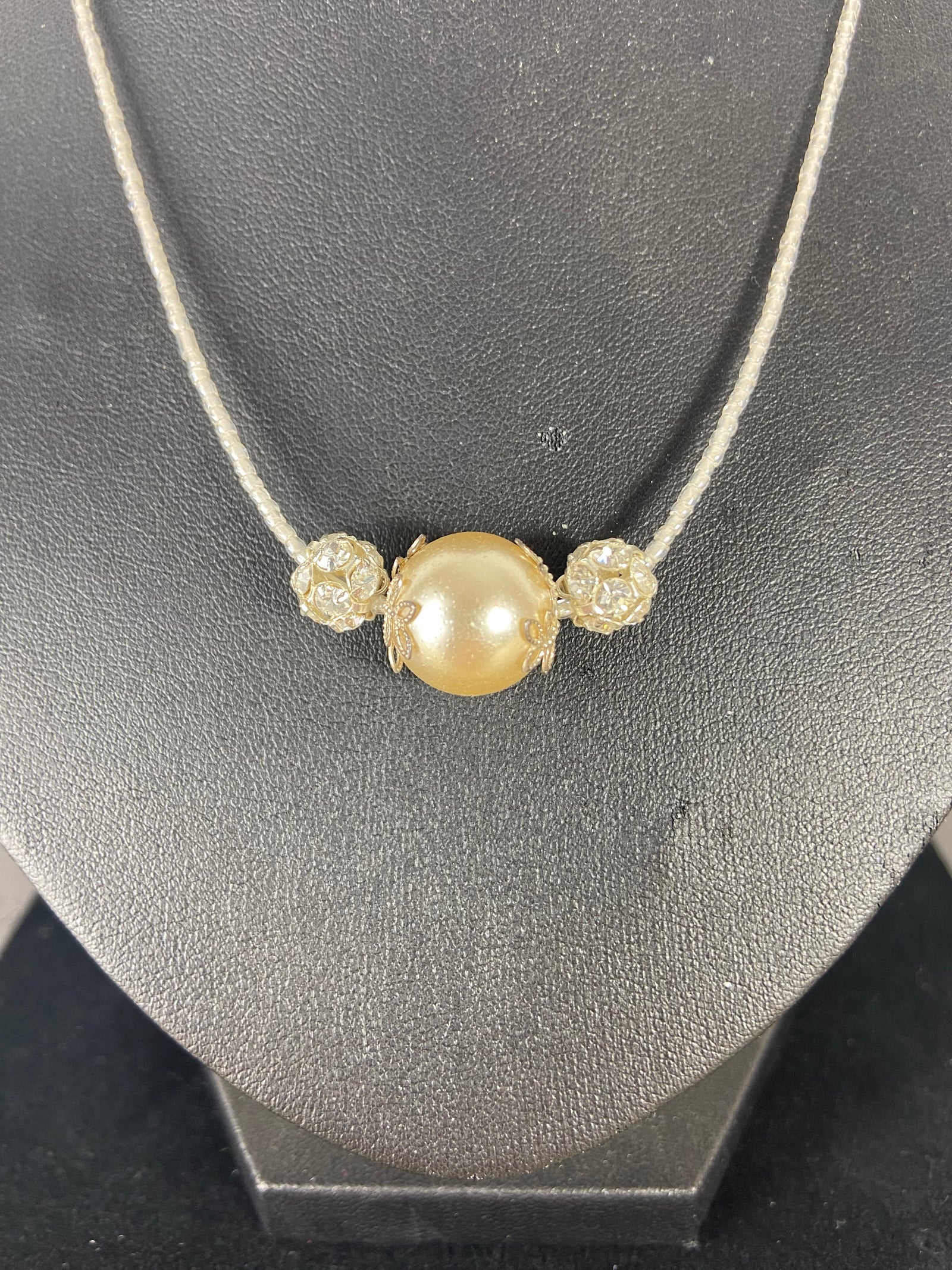 Collier avec grande perle blanche et brillants strass Anastasia