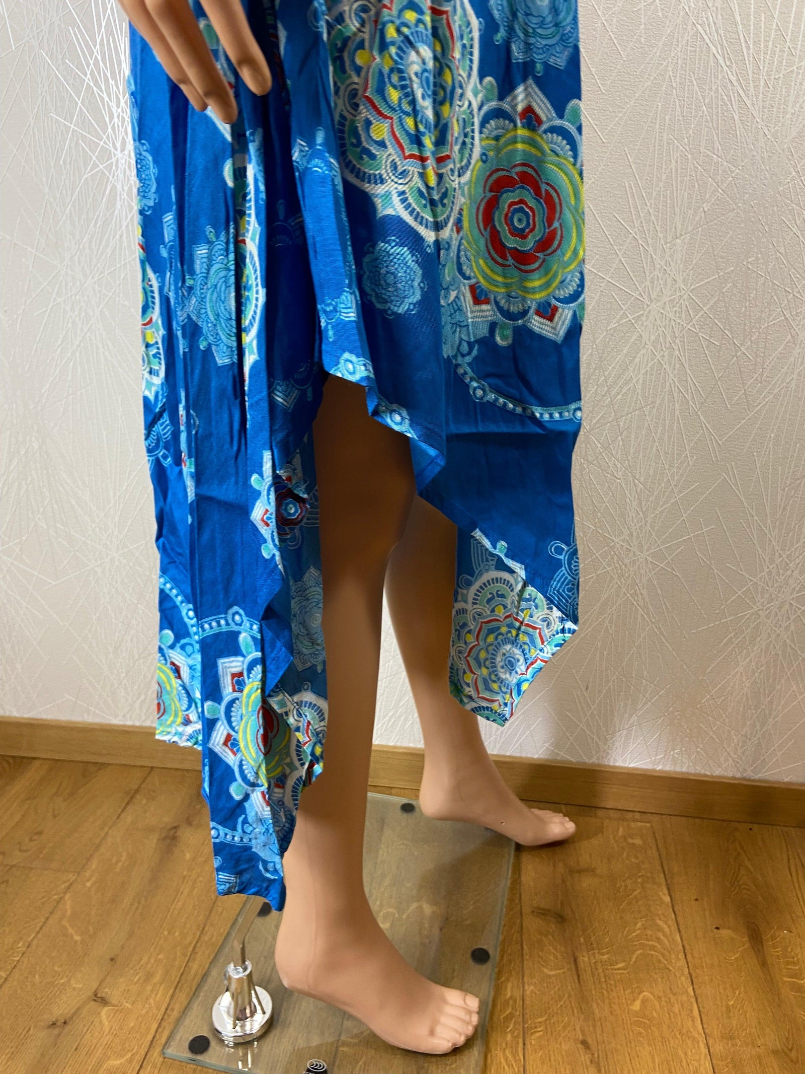 Robe bleue midi asymétrique sans manches motifs multicolore Namaste - Offre-Unique