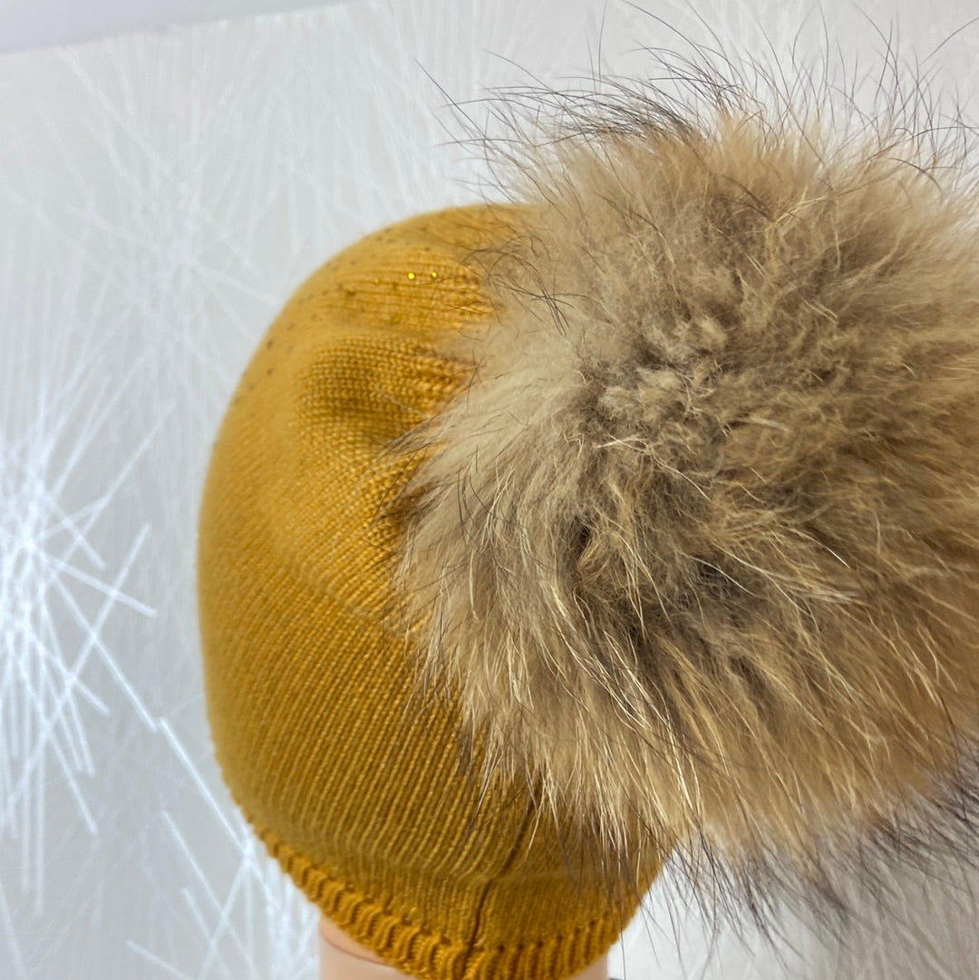 Bonnet jaune moutarde avec strass et pompon en fourrure