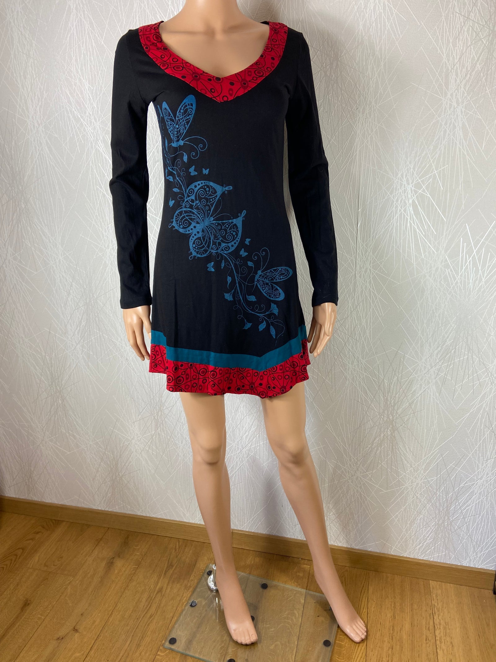 Robe en coton manches longues noir motifs rouge col V Aller Simplement