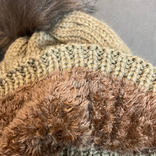 Bonnet chaud doublé molleton en tricot kaki avec pompon en fourrure synthétique