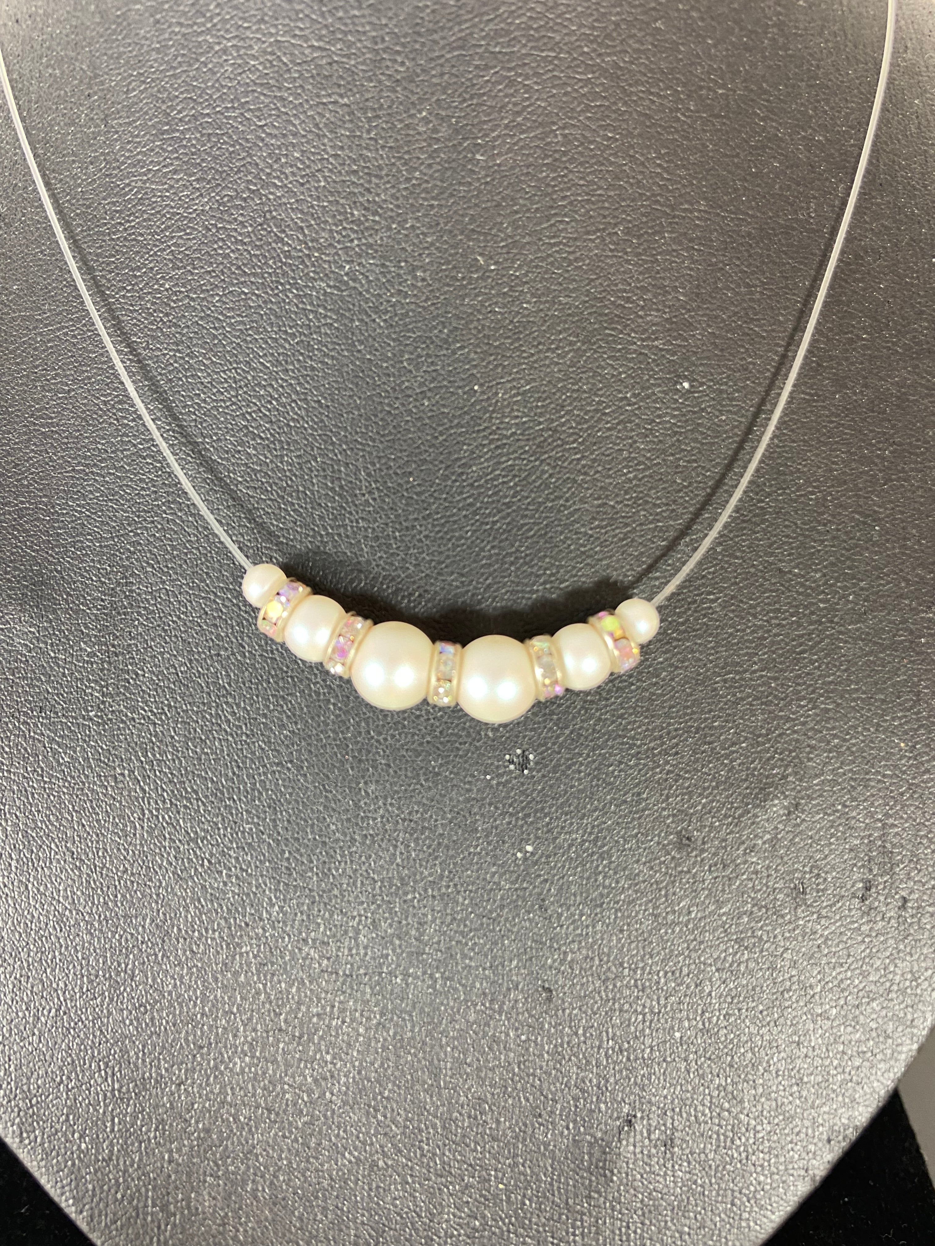 Collier de perles blanches et strass