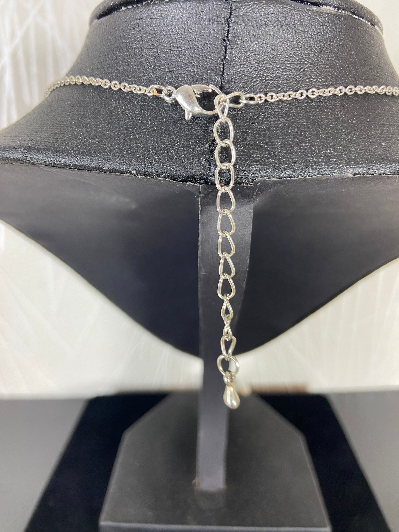Collier chaîne en pendentif avec grandes perles blanches
