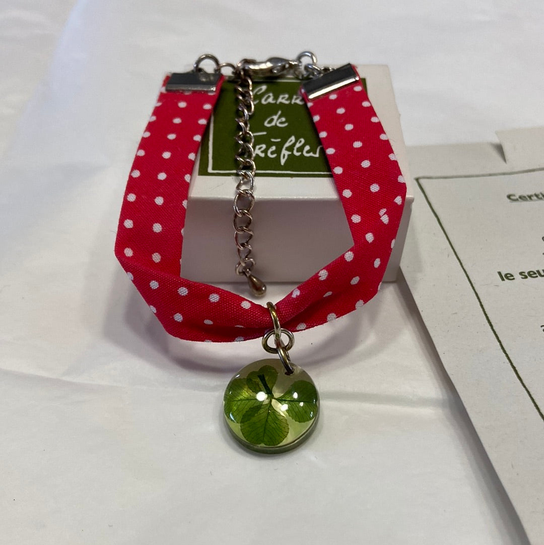 Bracelet tissu rouge avec médaillon trèfle à 4 feuilles porte bonheur Carré de Trèfles