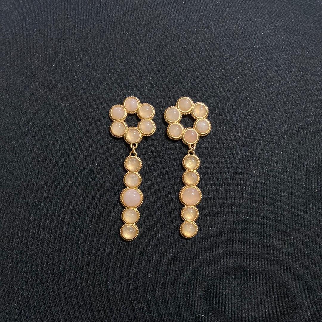 Boucles d’oreilles pendantes plaquées or et pierre semi précieuses rose pâle Shabada - Offre-Unique