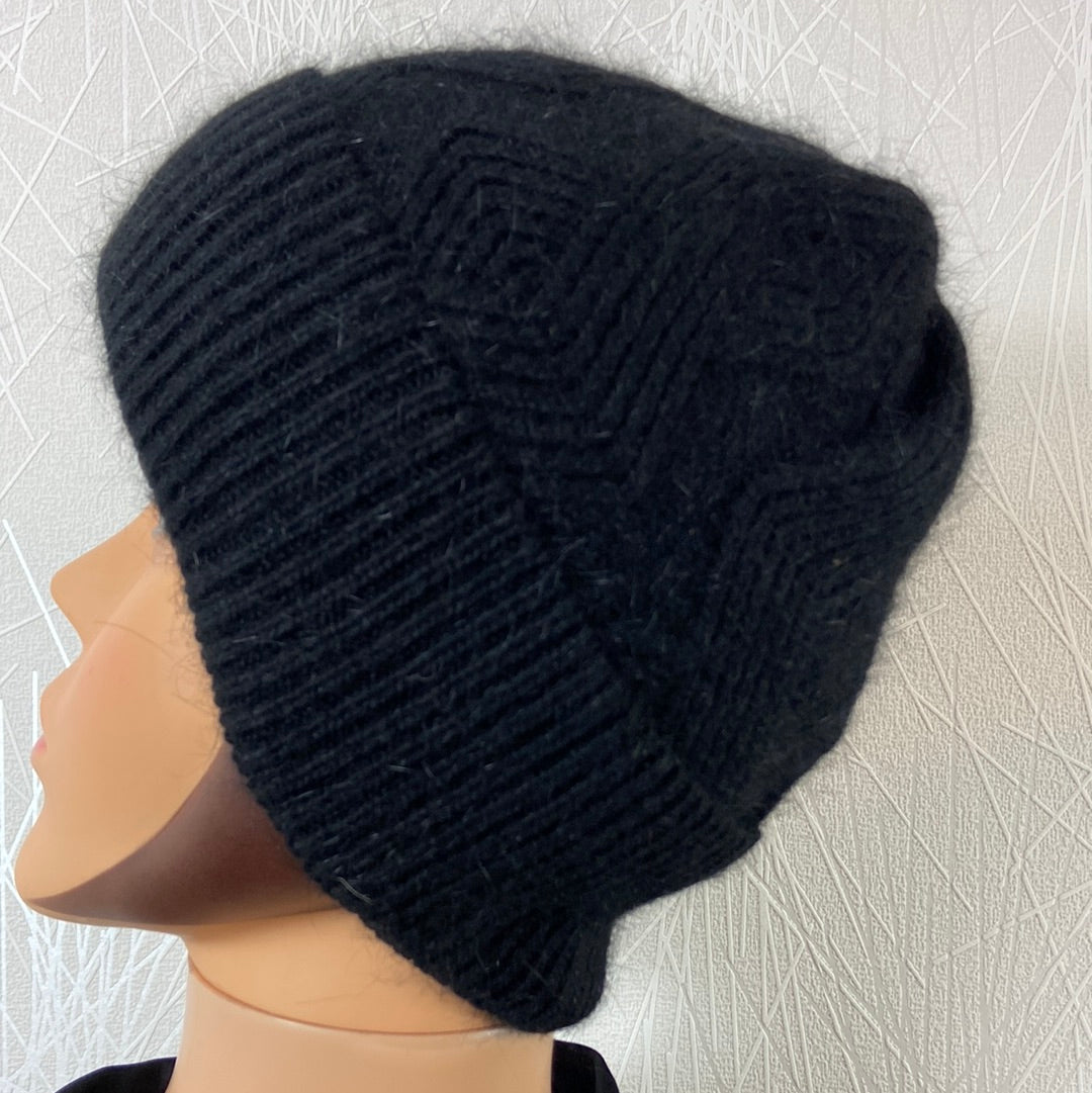 Bonnet noir chaud en tricot avec laine angora