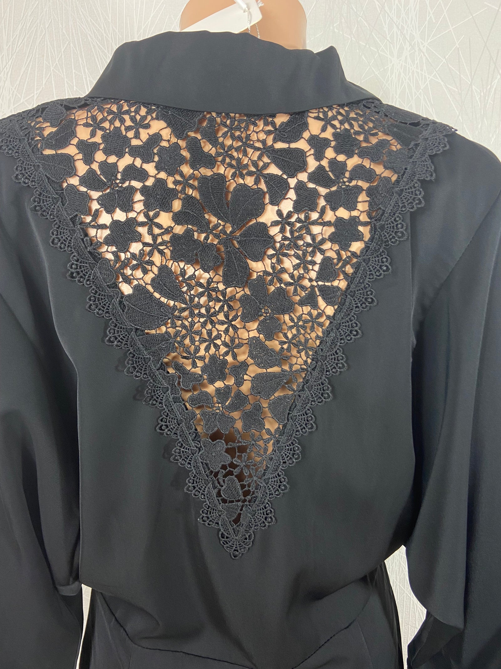 Robe noire cintrée à la taille avec dentelle Unika