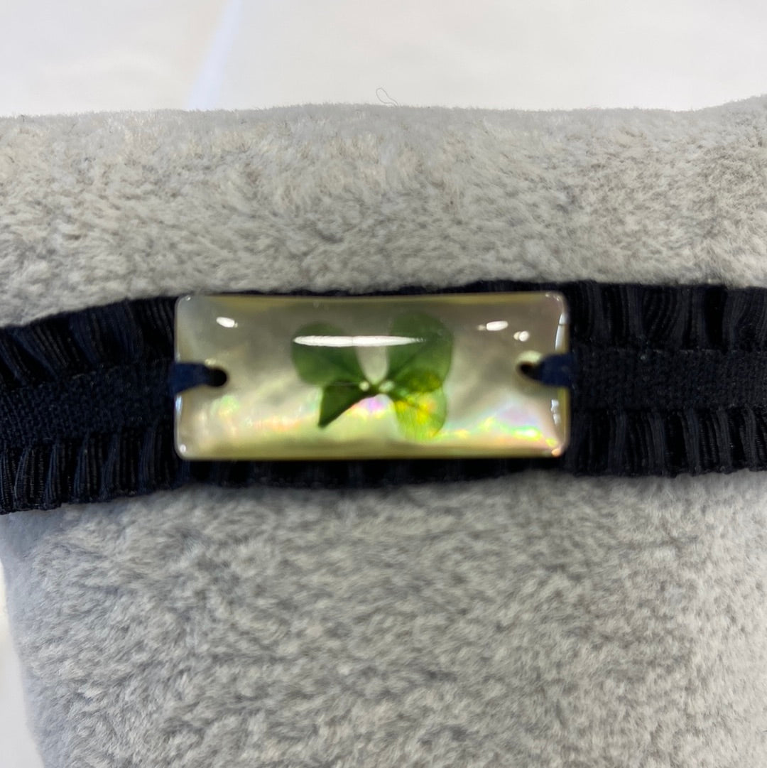 Bracelet avec médaillon porte bonheur trêfle à 4 feuilles Carré de Trèfles