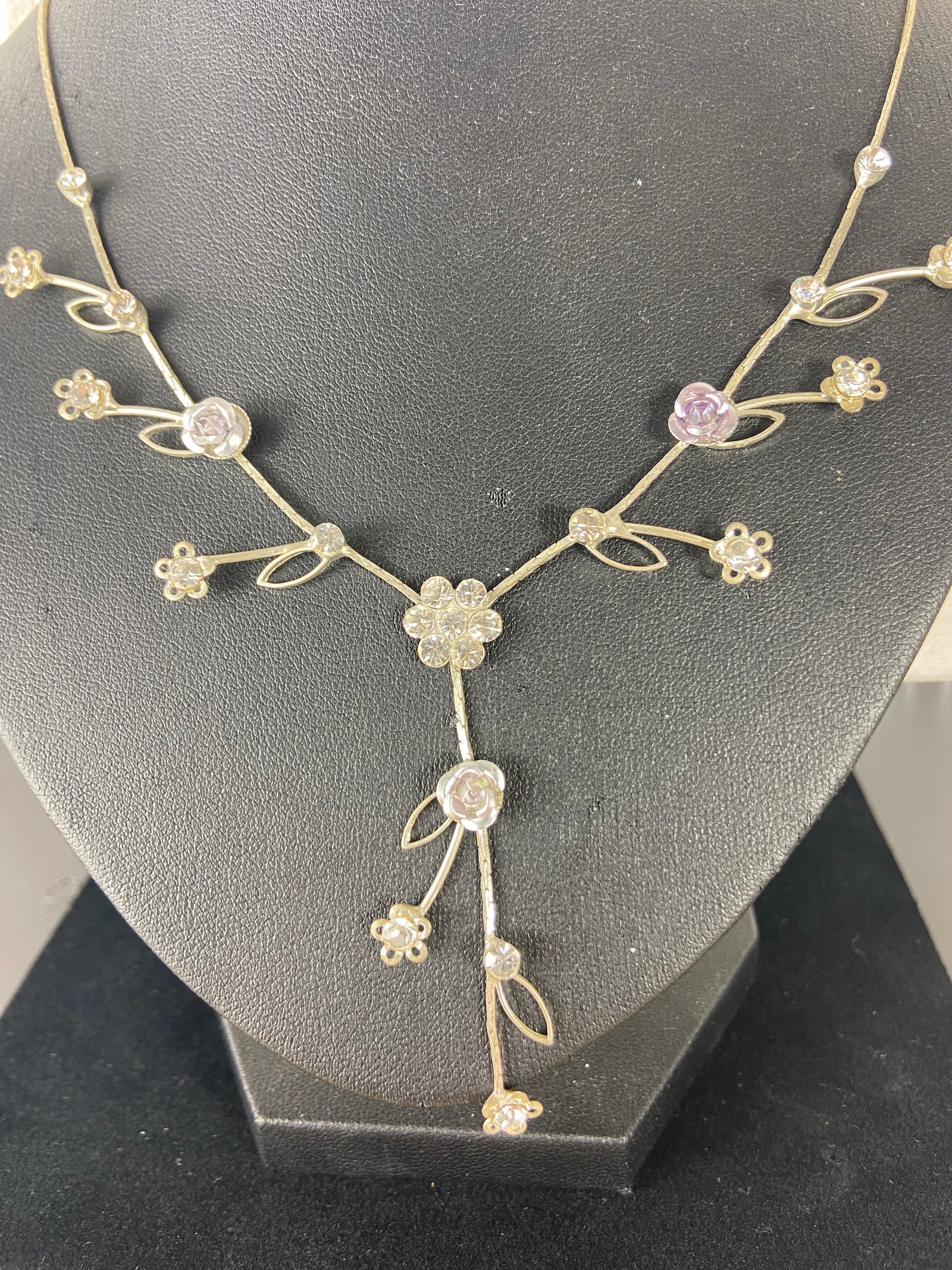 Collier fleurs et brillants sertis sur une chaine plate argentée.