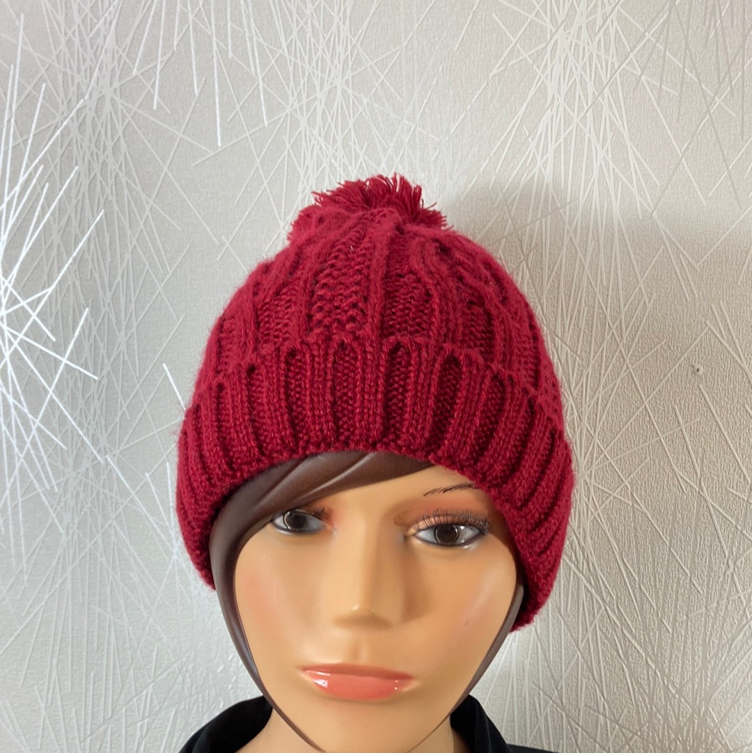 Bonnet en tricot bordeaux