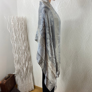 Étole grise avec laine à motifs cachemire