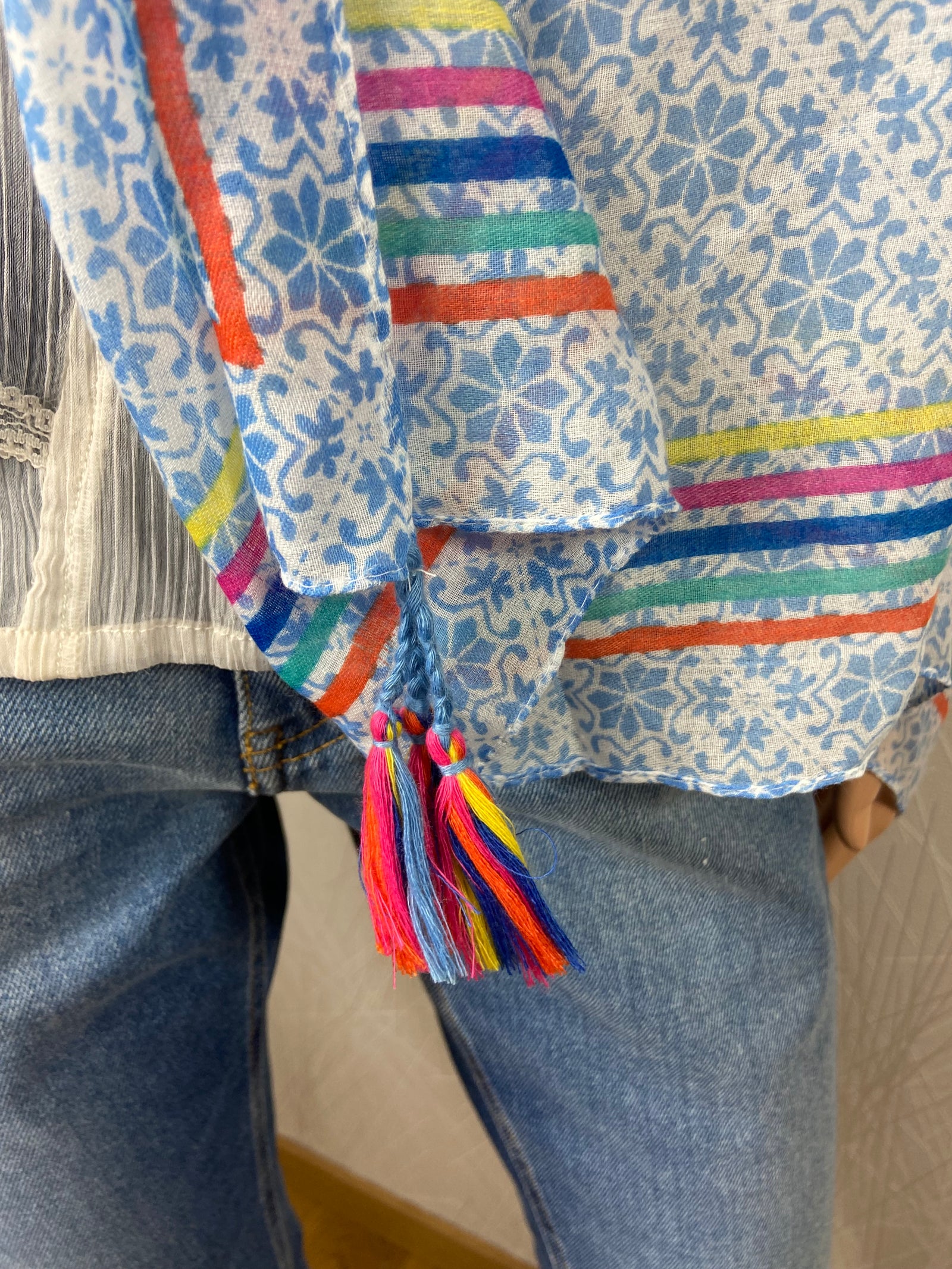 Foulard bleu à motifs avec pompons