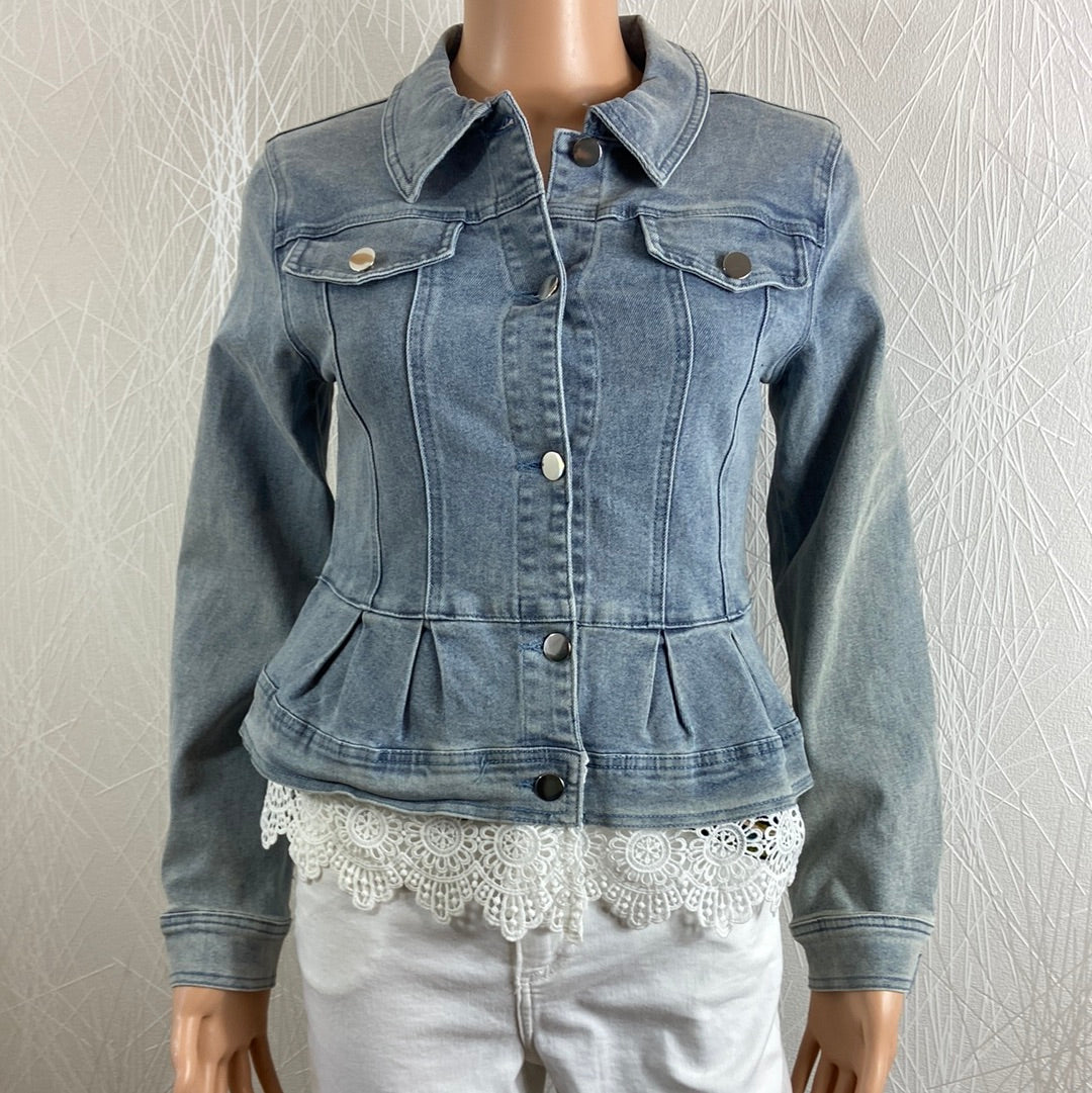 Veste en jean bleu délavé avec dentelle blanche Dorado